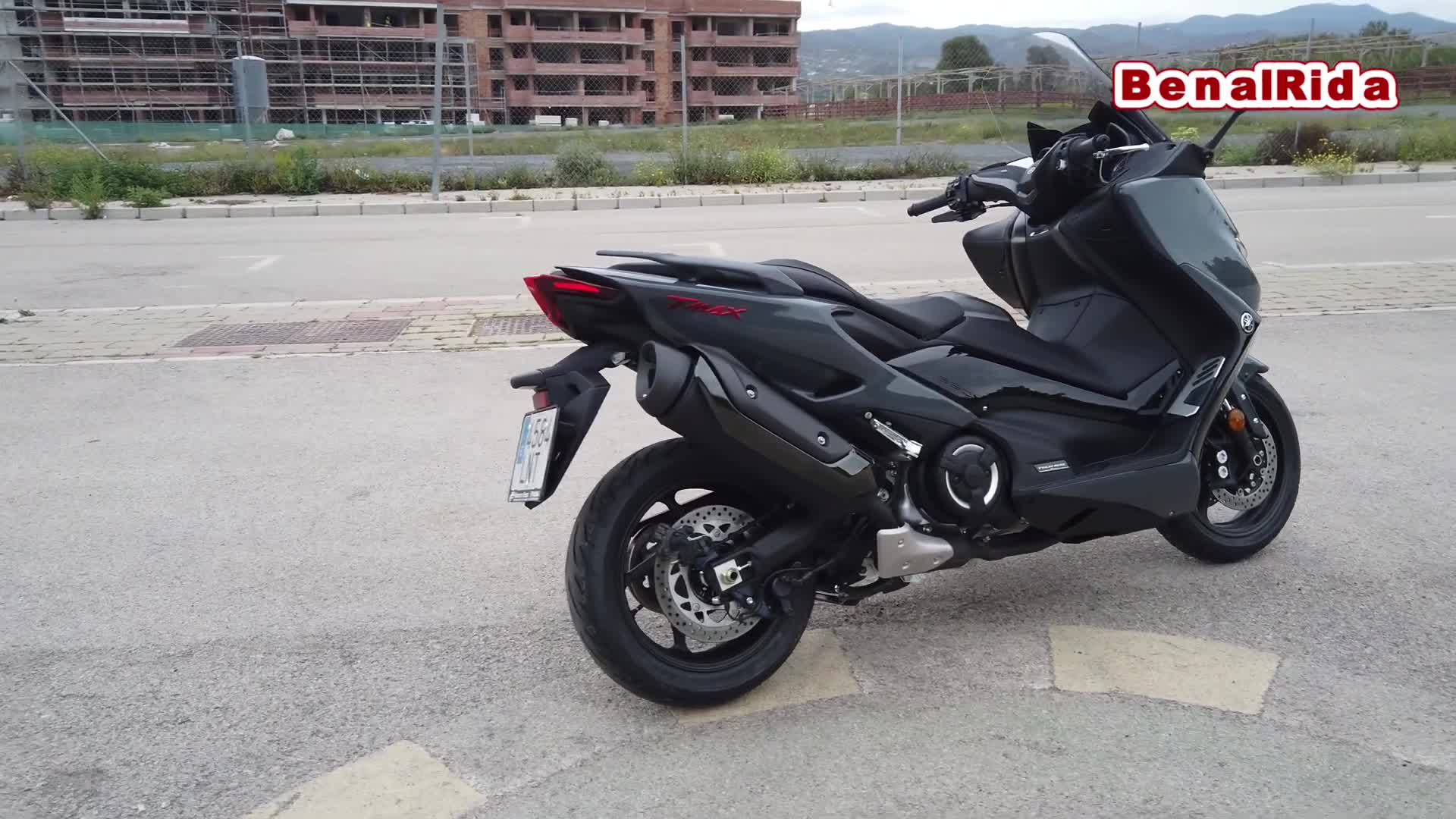 雅马哈TMAX 560 TechMAX（2021）试驾、绕车、显示、Soundcheck VLO-哔