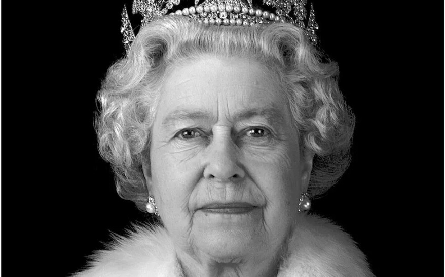 【英国女王去世】说了七十年的“诸卿就座如次”由黑白到彩色，像素从低到高，最终被查尔斯代替