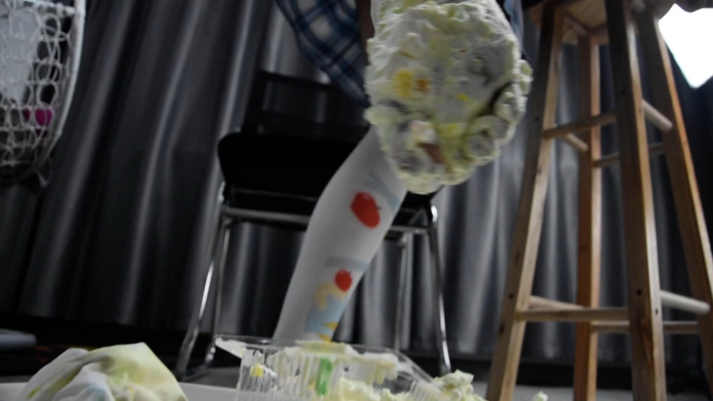 嬌小穿JK裙脫下襪子踩蛋糕給你吃