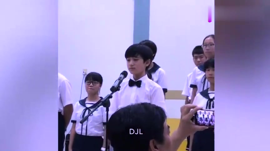 宋亚轩在学校比赛上领唱《父亲》，唱的好好听