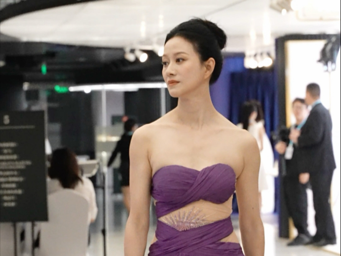 她可是国内初代带货女王，当初的婷美和朵而销量秒杀现在的直播女王，46岁的祝无双倪虹洁#倪虹洁