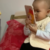 现在的孩子小小就会玩手机