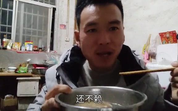 半夜肚子饿了，红烧肉罐头炖土豆粉，味道绝了，半盆全吃完