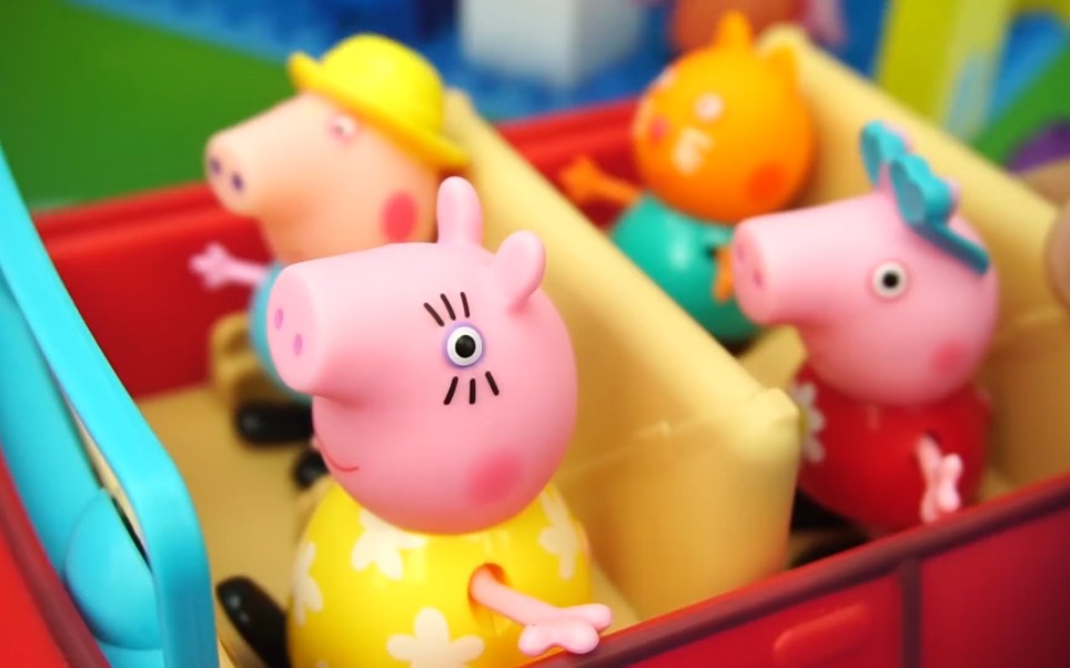 小猪佩奇一家人去游乐场的儿童玩具小故事