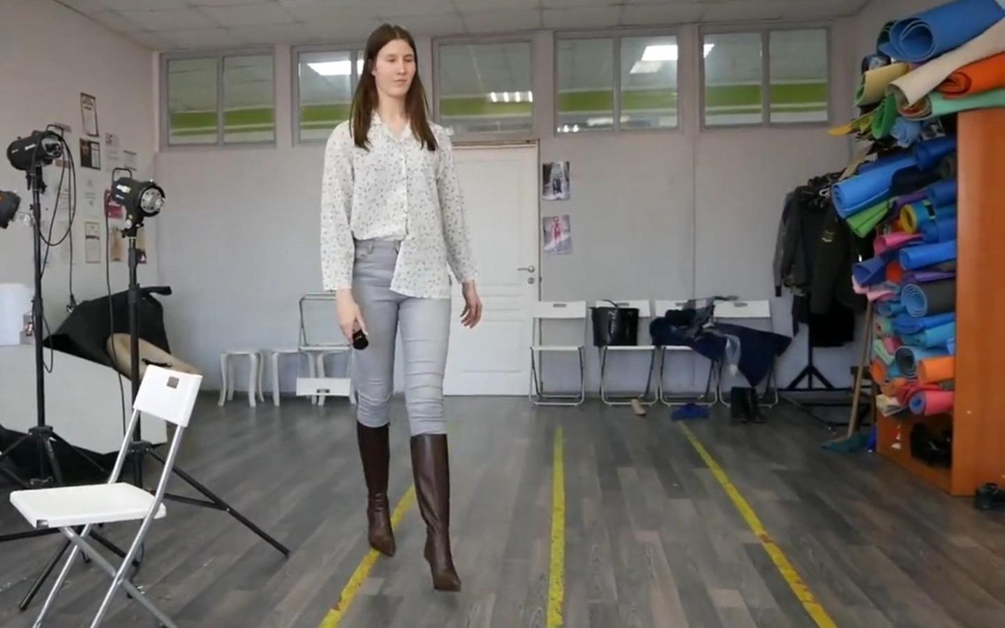 Light gray skinny jeans patent leather heeled boots