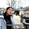 爸爸骑摩托车去找老朋友耍酷吹牛，不小心摔倒了，人没受伤车坏了