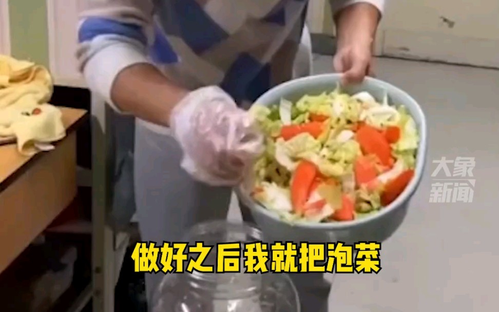 男生在宿舍自制大桶泡菜 同学们拿着碗筷敲门蹭饭