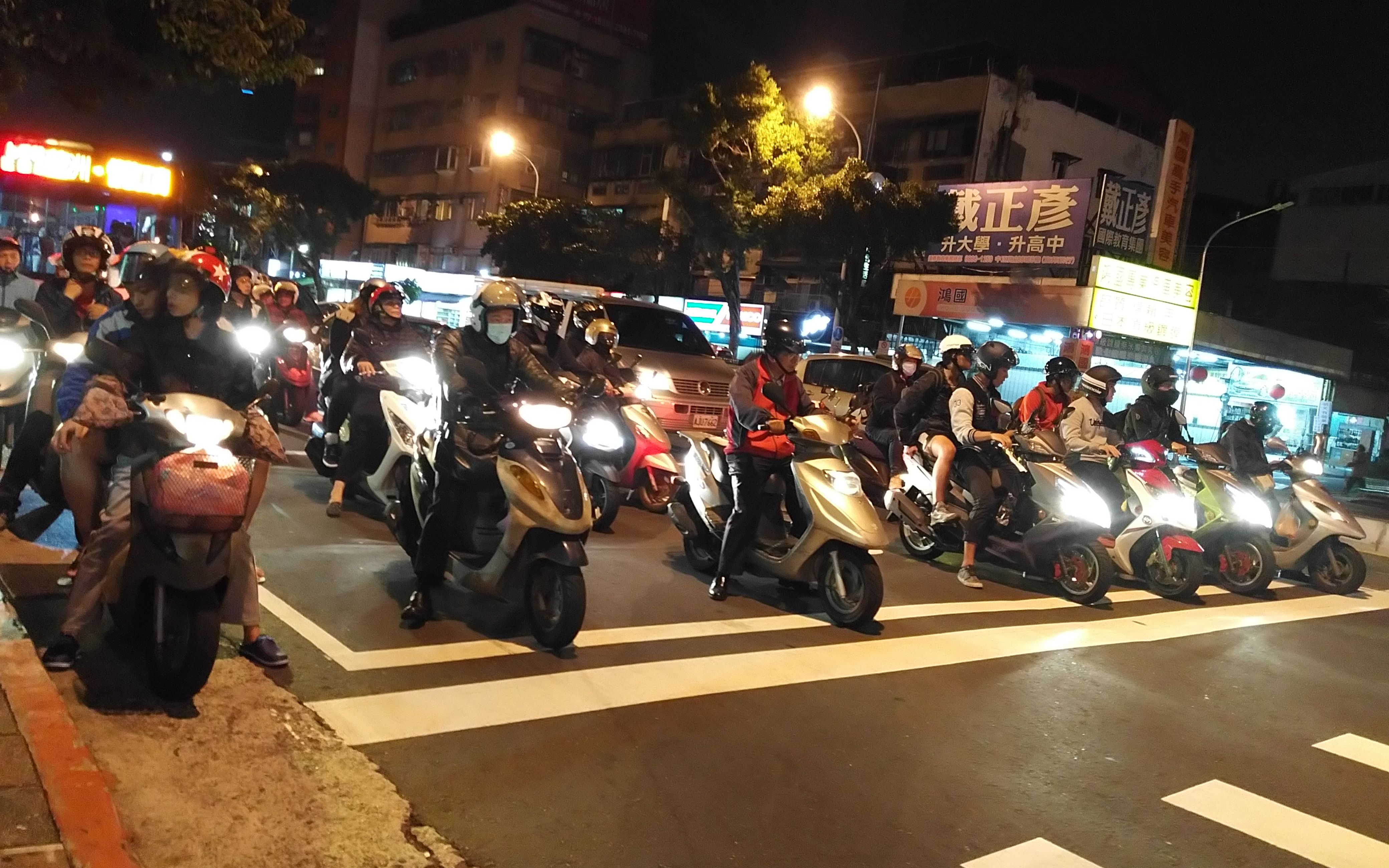 台北街头摩托车潮突突突突然呼啸而过