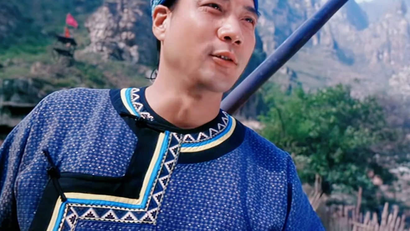 “如果你我输了，我就叫你妈，如果你输了，你就做我的压寨夫人，你选这么短的兵器，怎么和我这又粗又长的霸王枪拼！”