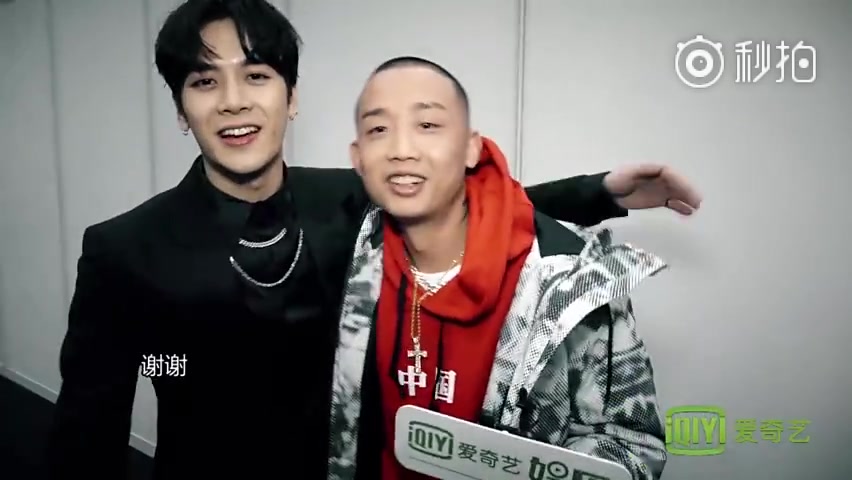 【王嘉尔jackson】王嘉尔gai尖叫之夜后台拥抱 哥俩好