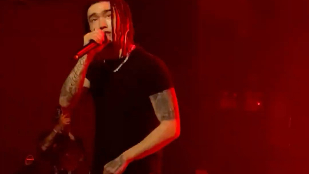 Sakee不戴墨镜的样子! 出处：我睡着了