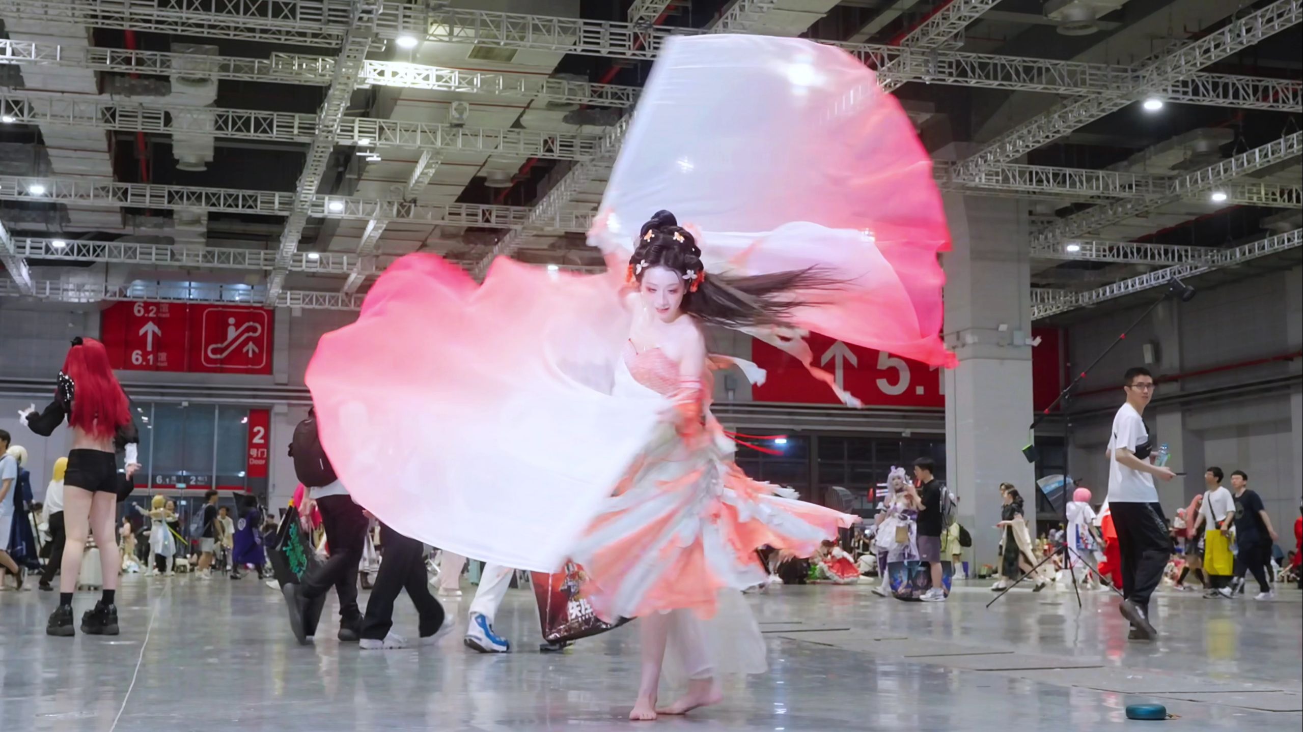 当我想在线下BW漫展跳出万蝶振翅的感觉，于是我...