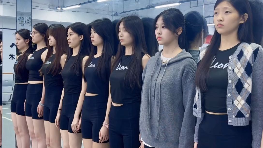 模特生日常训练 高跟鞋 天气冷了训练依旧