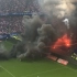 被降级 ！汉堡球迷发泄情绪，汉堡VS门兴格拉德巴赫 球迷向场内抛射燃烧烟雾弹！德国足球甲级联赛！