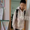 妈妈爱睡懒觉儿子无奈自学做早餐 ，妈妈还叮嘱：放学记得早点回来做饭