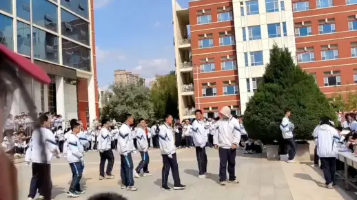 你给联想一个好苗子，联想还你一个好摇子！ #宁夏六盘山高级中学运动会啦啦操比赛