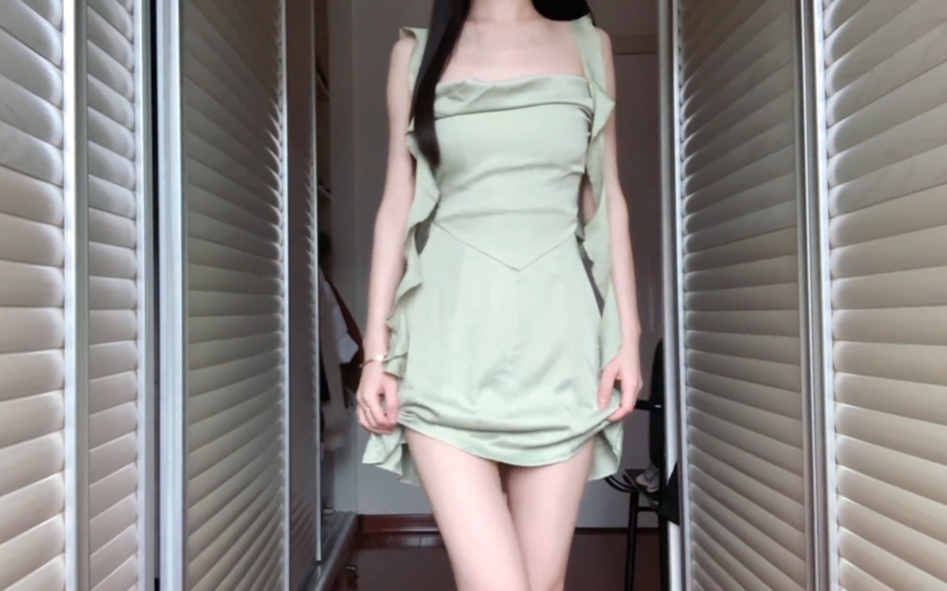 Girls cross-dressing, there is always a change to your heart, right, although there is no royal sister model but at least small and attractive ah!