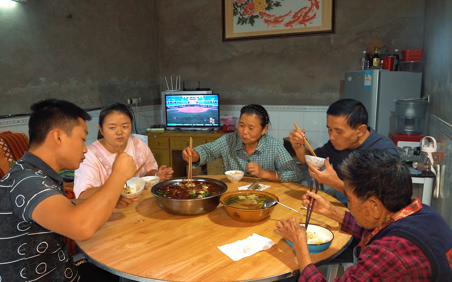 一家人在田地里干完农活回家，幺弟做一道麻辣鲜香的冷锅鱼，美味又下饭