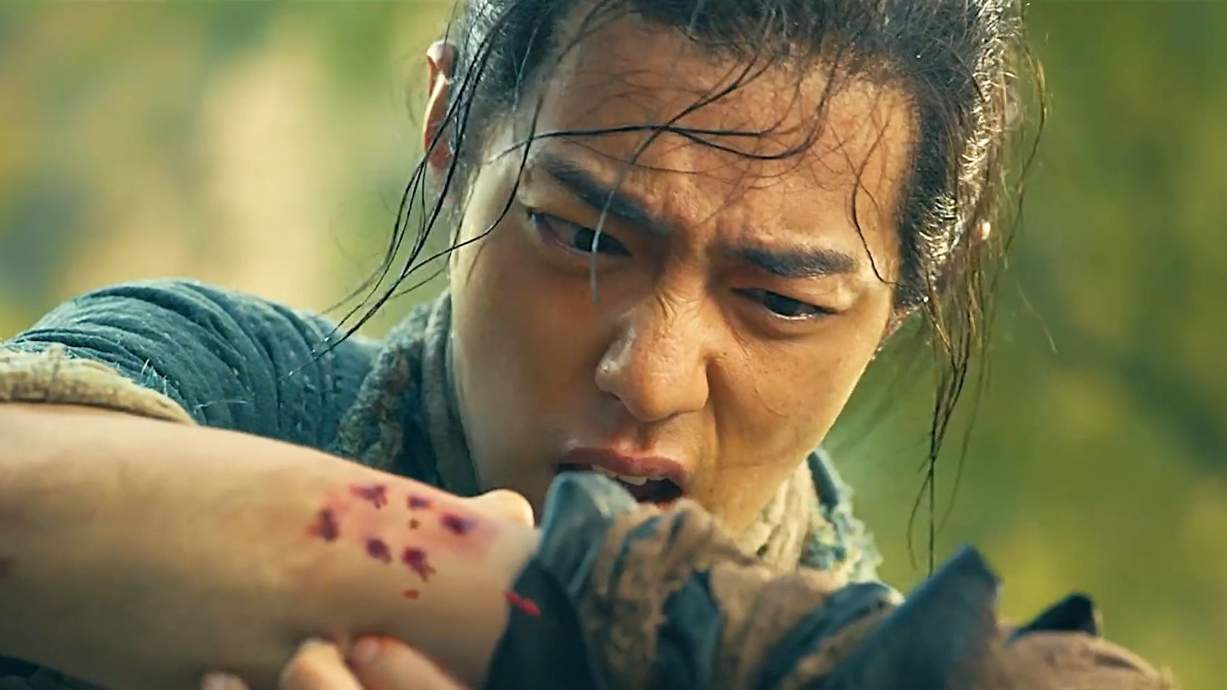 小伙意外被猴子咬了一口，鲜血激活了手上的石珠，尘封海底的神棍有了反应