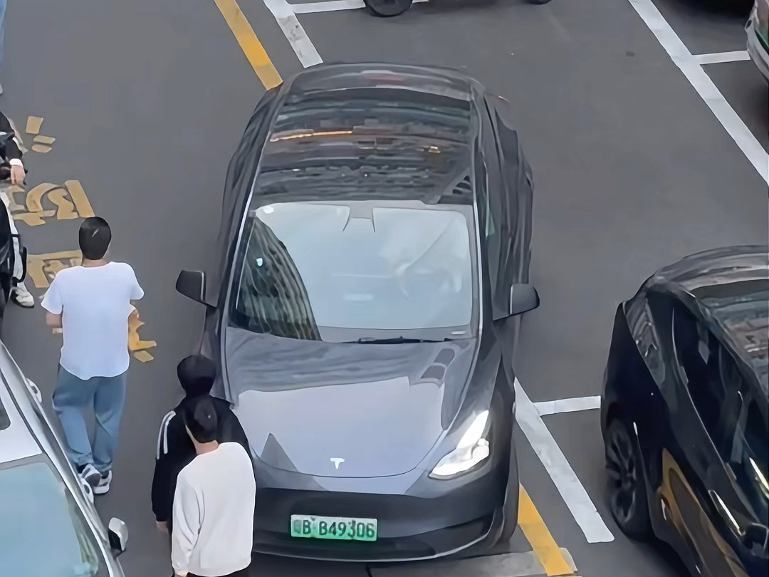 这才是老司机，这么窄的位轻松入库