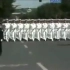 实拍解放军阅兵部队走过京城街头，市民围观（浪花白在最后！）