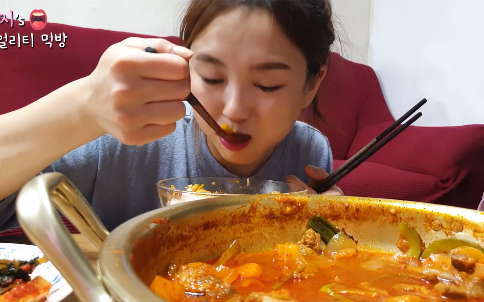 韩国吃播：满满的猪肉 ^辣～辣的辣椒酱汤 吃播 !