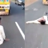 野蛮！印度男子撞翻牛奶被污蔑成小偷绑在车尾活活拖死