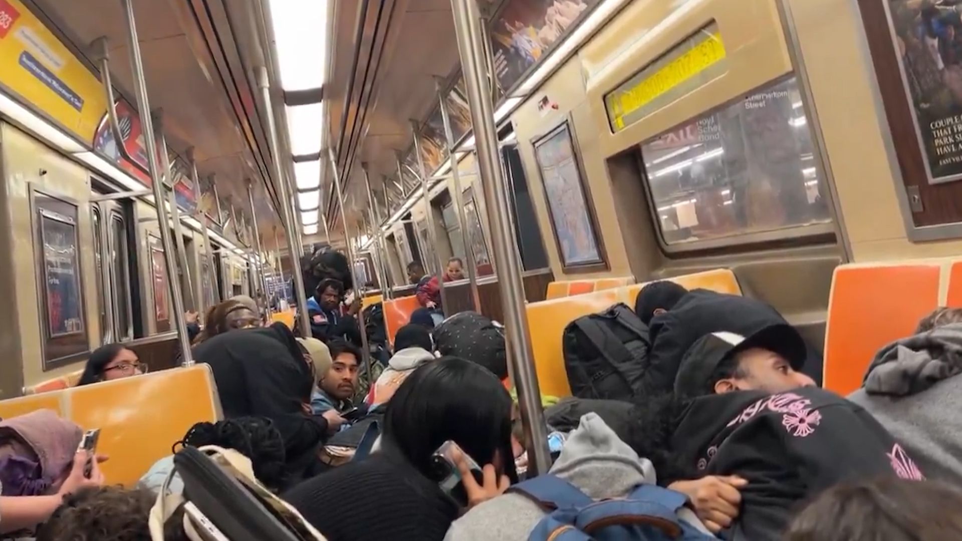纽约男子地铁掏枪反被夺枪打中头部 乘客趴倒在地哭着挤在一起