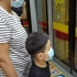 中国30年内首例无眼症和自闭症并存盲孩学习坐地铁
