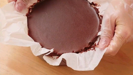 口感细腻的巧克力制作1.融化巧克力时一定要小火不断搅拌，不然容易油脂分离