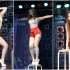 站在椅子上跳舞？韩国热裤小姐姐 性感热舞饭拍！