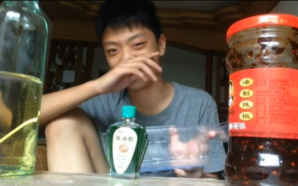 关于风油精和花露水的战斗的视频合集