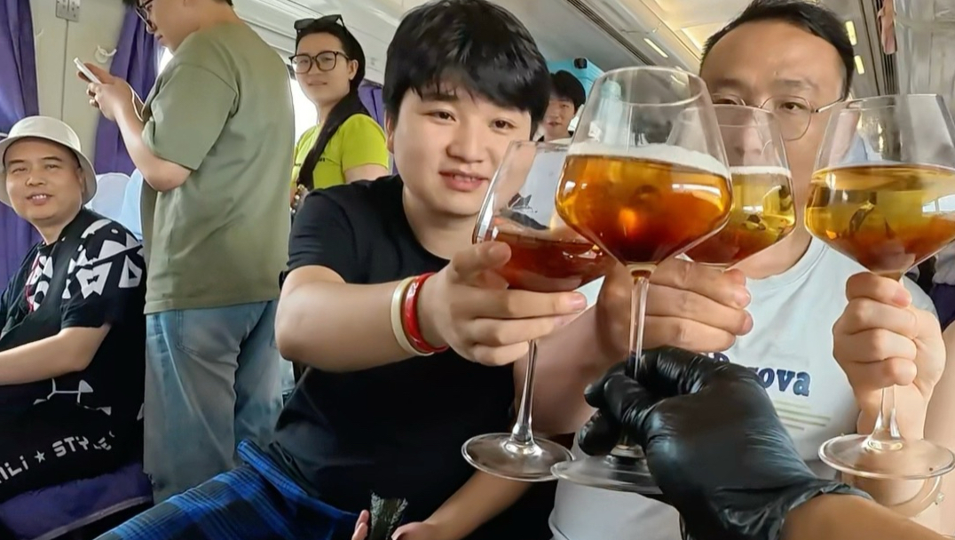 一个社牛在绿皮火车上会做出什么离谱的事…
