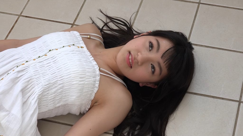 Hinako Tamaki appears in white skirts