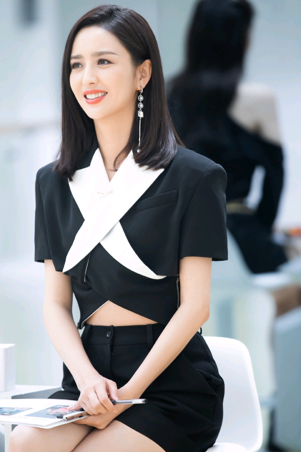 佟丽娅 西装美腿
