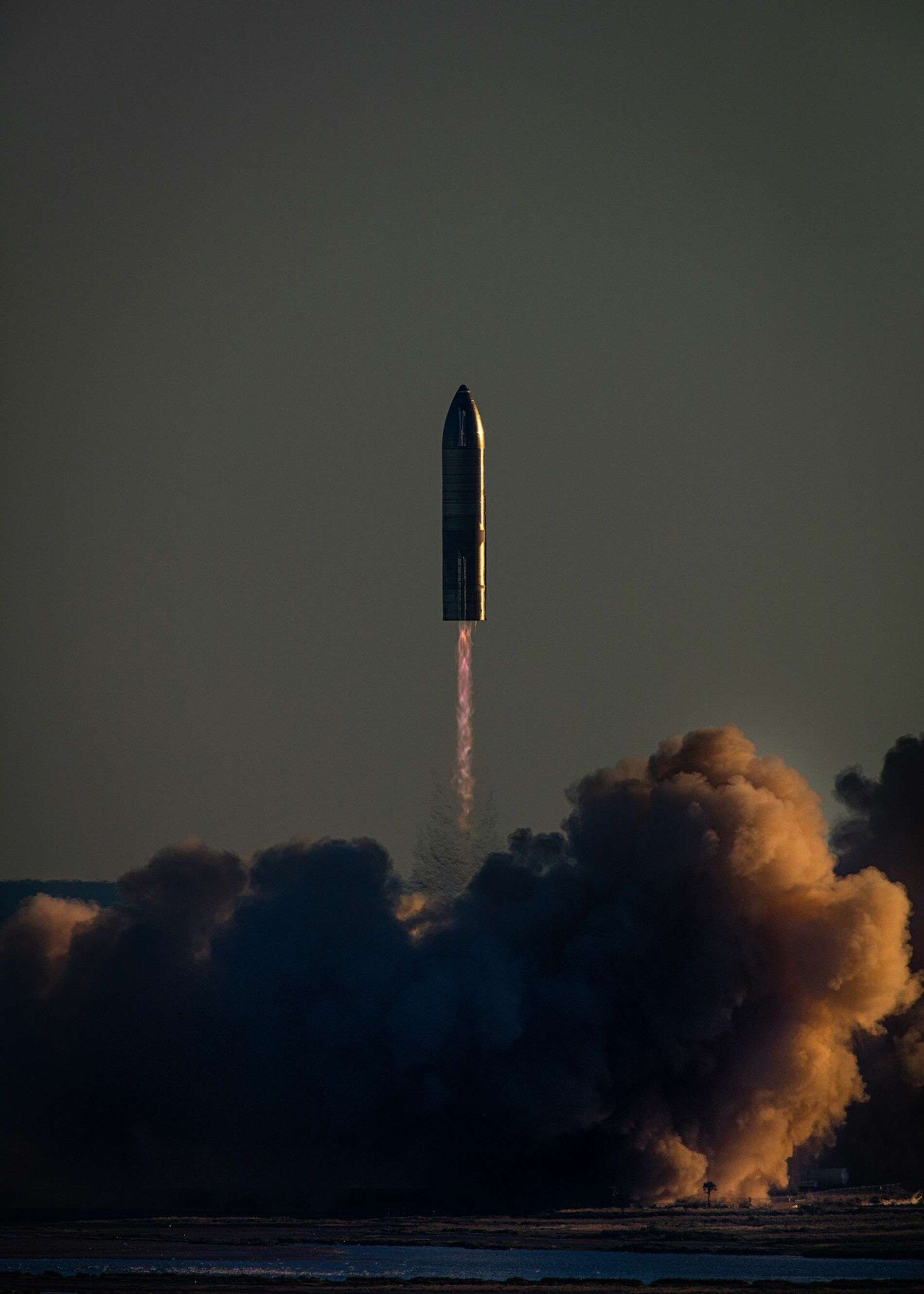 天上那个是什么?那是spacex的火箭,尽管看起来一点都不像