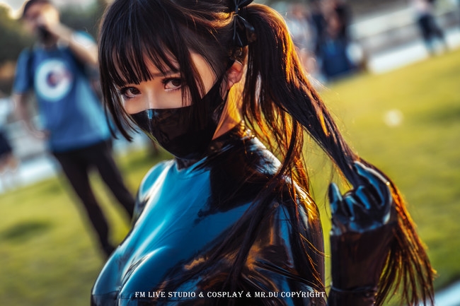 胶衣妹子展示火辣身材~