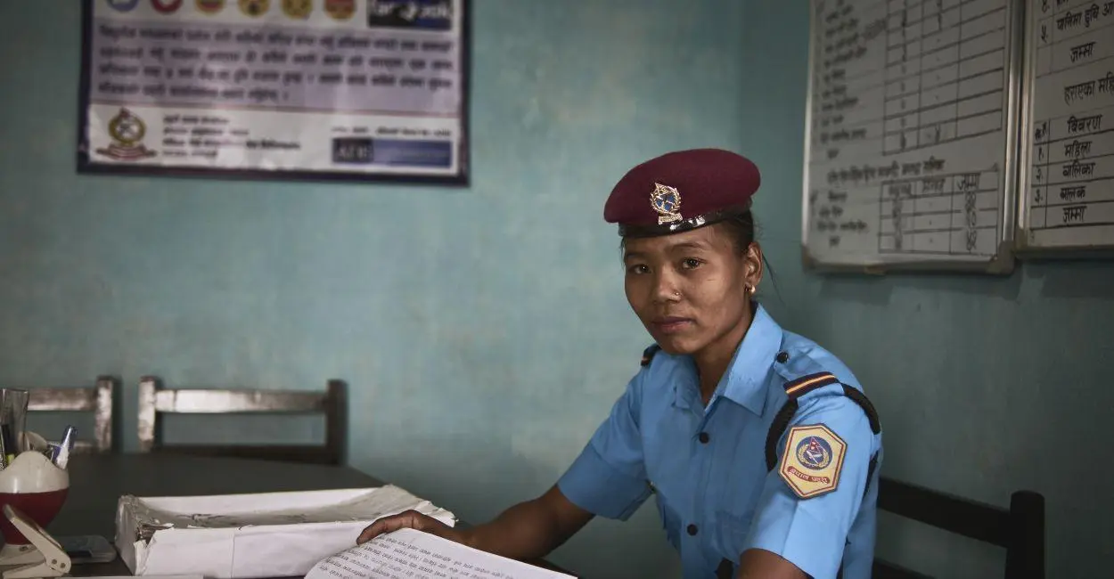 “他们害怕神,而不是警察。“一个警察在接触过月经禁忌支持者后说。 23 岁的 rajkumari 是