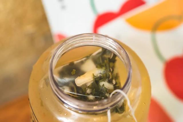 夏天的冷泡茶,开在杯中的花