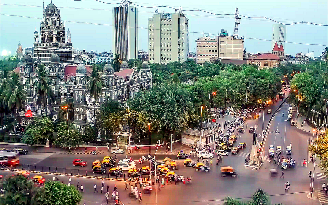 孟买坐落于印度的西南部,是印度经济最为发达的城市,经济实力比新德里