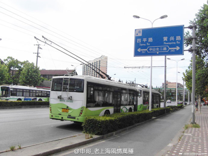 接下来的图片可能会唤醒老一辈上海人对14路的回忆.