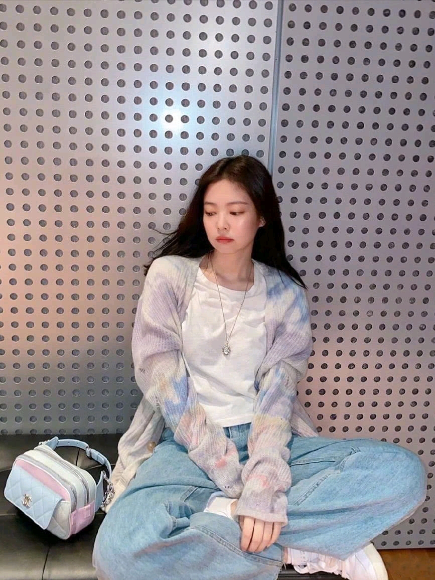 24岁jennie晒生活照,婴儿蓝开衫配黑色皮裤,清甜又可爱!