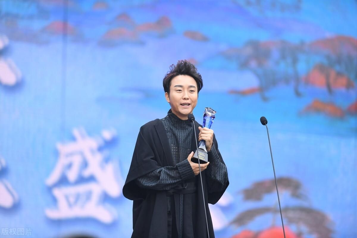 著名歌手李玉刚现状 02081786f21d88c73c40092c84f1586c44efd95b.jpg