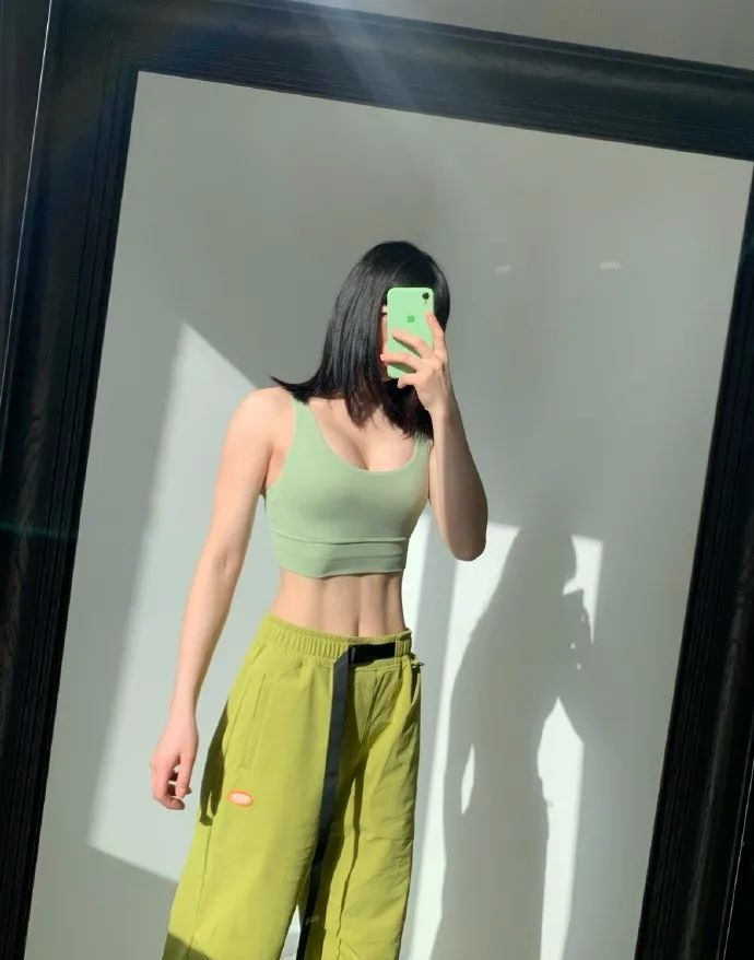 健身照片图片背影 023128e6f2c1e20d43eb8edbe03e04de0e0c4290.png