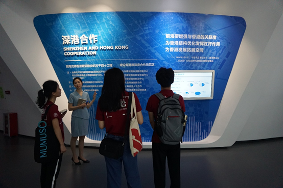 前海展示厅内聆听讲解员讲解