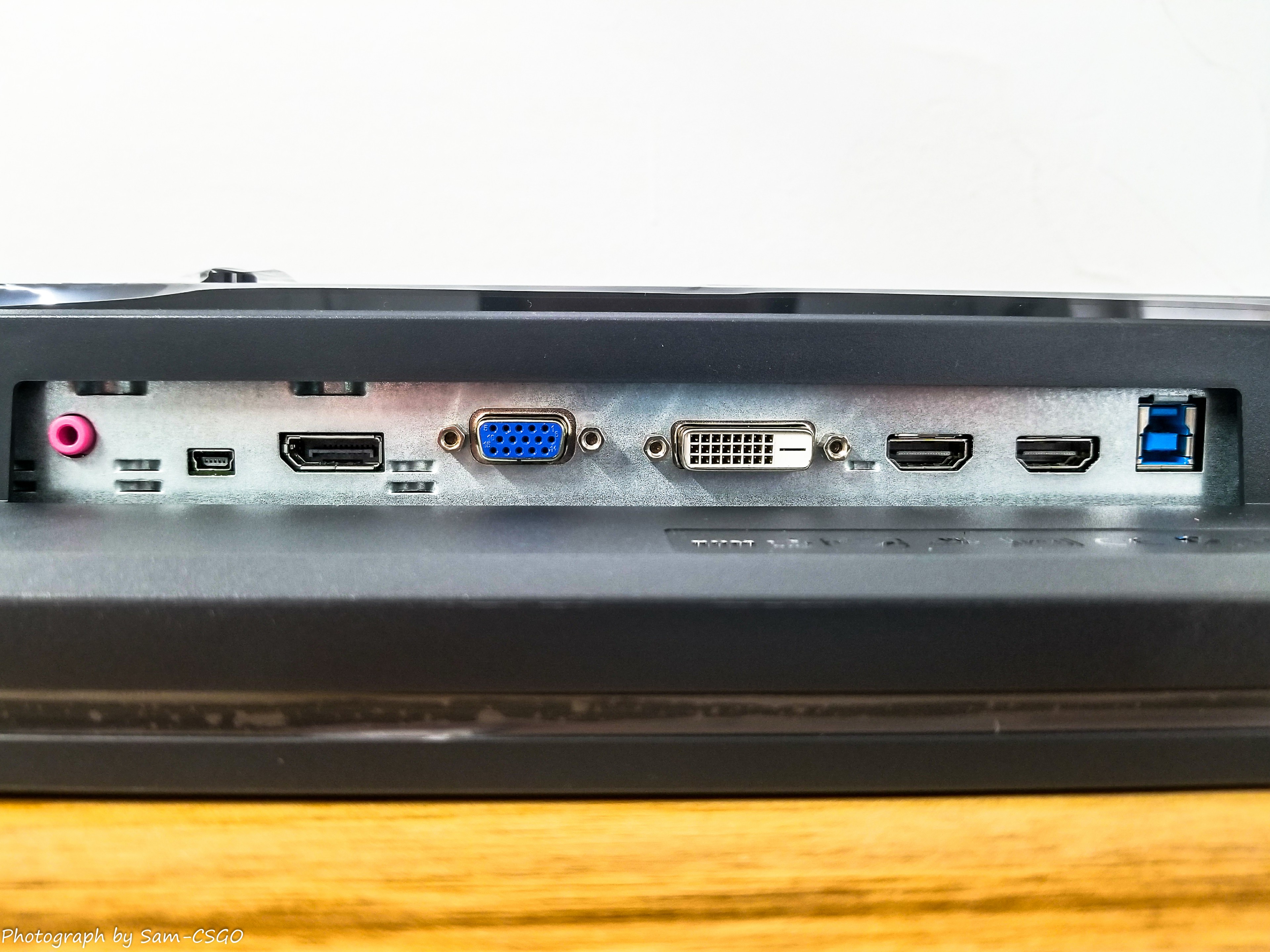 在显示器底部接口方面提供了dvi-d,dp,hdmi*2和麦克风接口