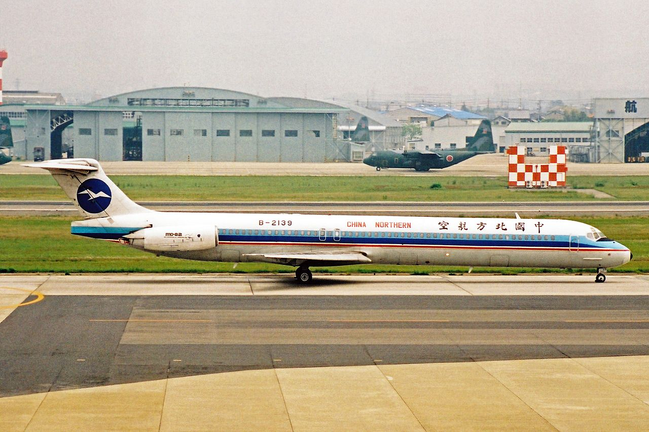 与失事客机相似的麦道md-82(编号b-2139)摄于名古屋飞行场