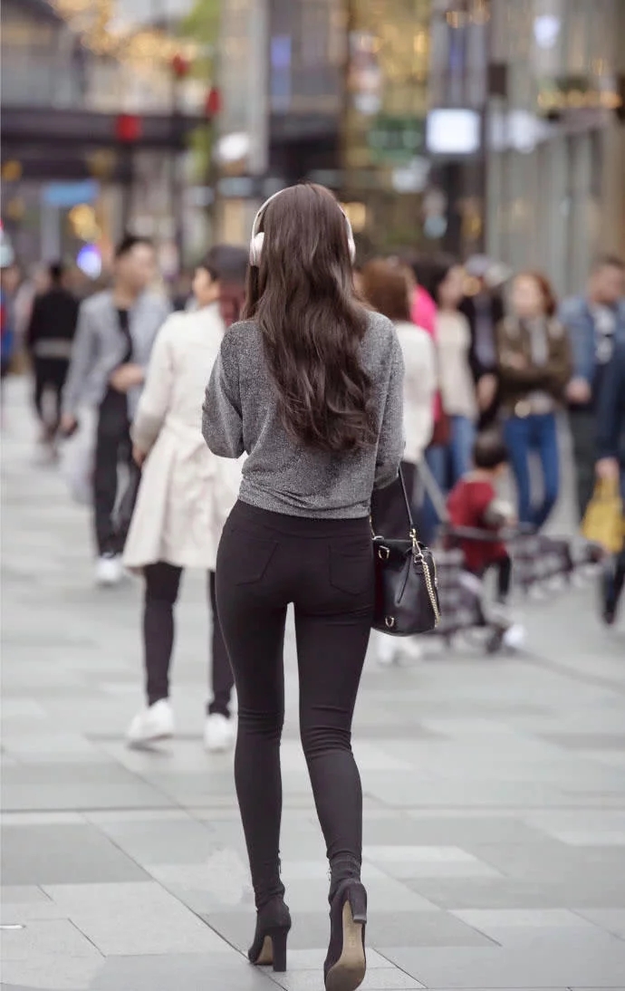 黑色紧身裤美女，身姿苗条时尚性感，背影臀型实在迷人