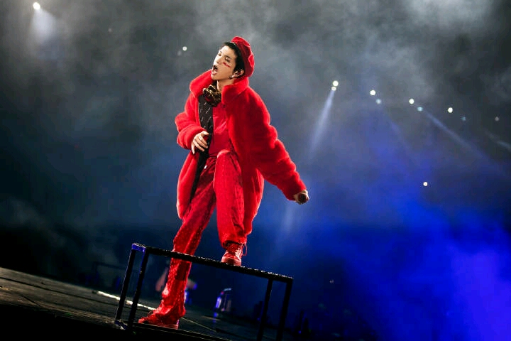生活 时尚 华晨宇 2019年11月25日 七重人格 ---现场:   他拔下话筒