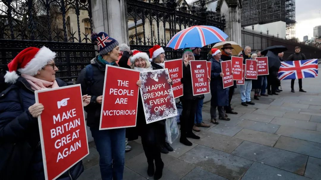 2019年圣诞节前夕,英国脱欧派民众在街头庆祝圣诞